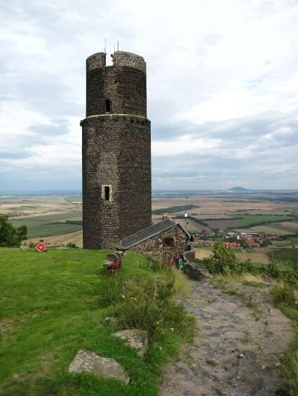 Hazmburk, Černá věž od západu, zdroj commons.wikimedia.org, autor Juan de Vojníkov