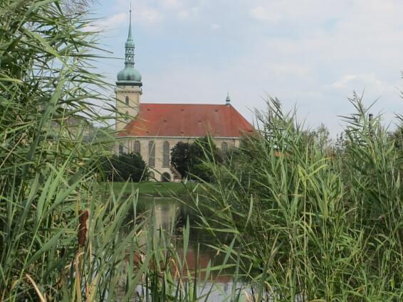 Děkanský kostel Nanebevzetí PM v Mostě, zdroj commons.wikimedia.org, autor Hadonos