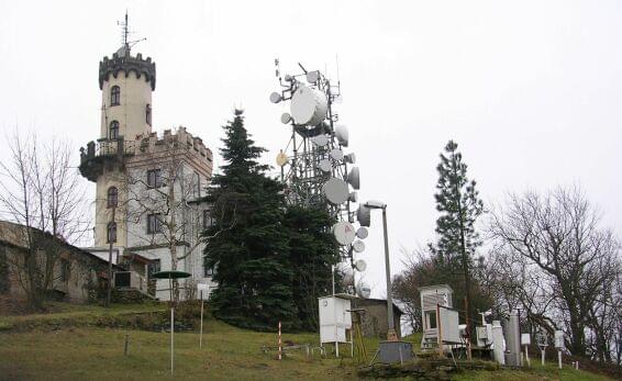 Milešovka meteorologická stanice, zdroj commons.wikimedia.org, auto ŠJů