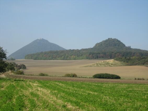 Ostrý hrad v pozadí s Milešovkou, zdroj commons.wikimedia.org, autor Gortyna
