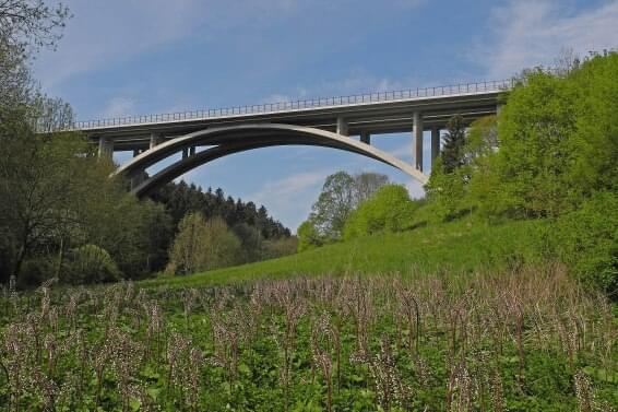Pohled na silniční most v Oparenském údolí, zdroj commons.wikimedia.org, autor SchiDD