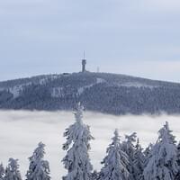 Pohled na Klínovec v zimě, zdroj commons.wikimedia.org, autor Blick vom Großen Fichtelberg