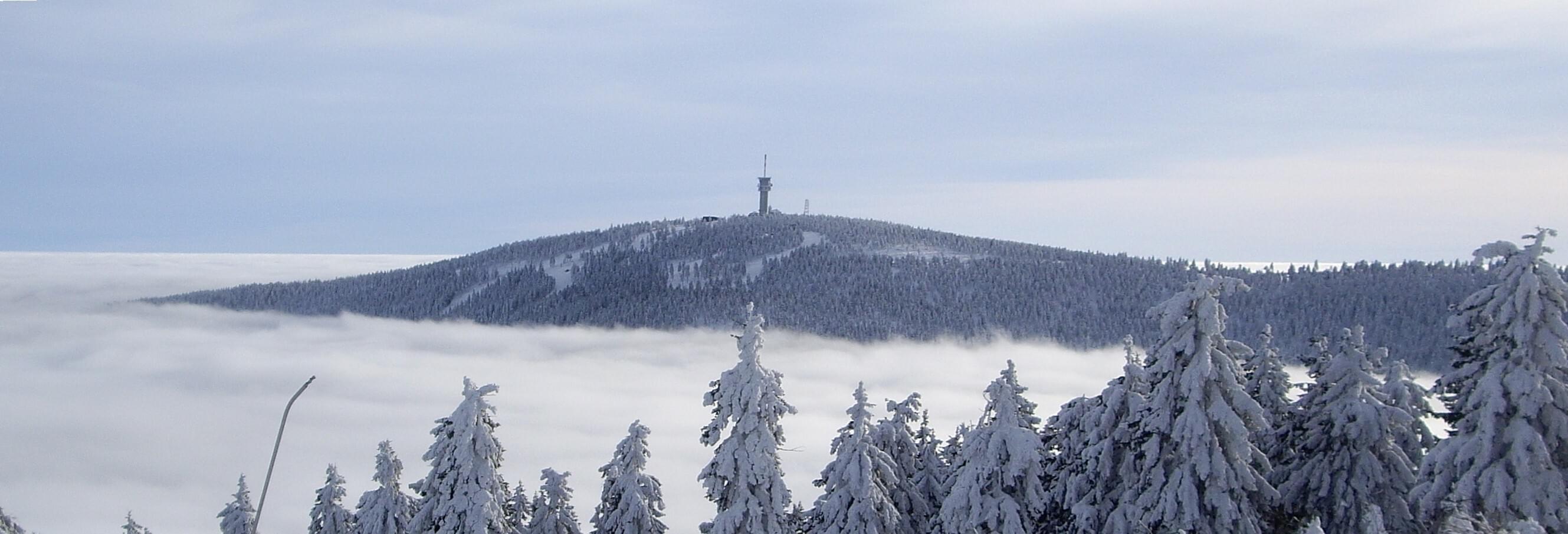 Pohled na Klínovec v zimě, zdroj commons.wikimedia.org, autor Blick vom Großen Fichtelberg