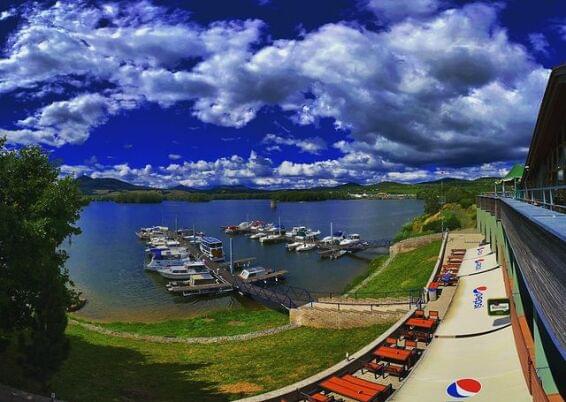 pohled na část restaurace a jezero, zdroj Instagram Marina Labe 