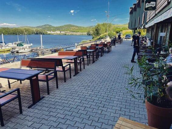 venkovní část restaurace Marina Labe, zdroj Instagram Marina Labe