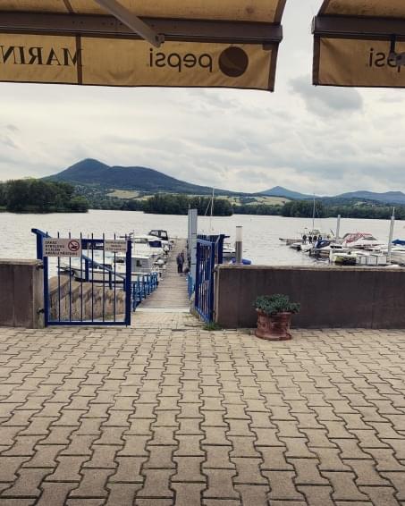 pohled na jezero od restaurace Marina Labe, zdroj Instagram Marina Labe